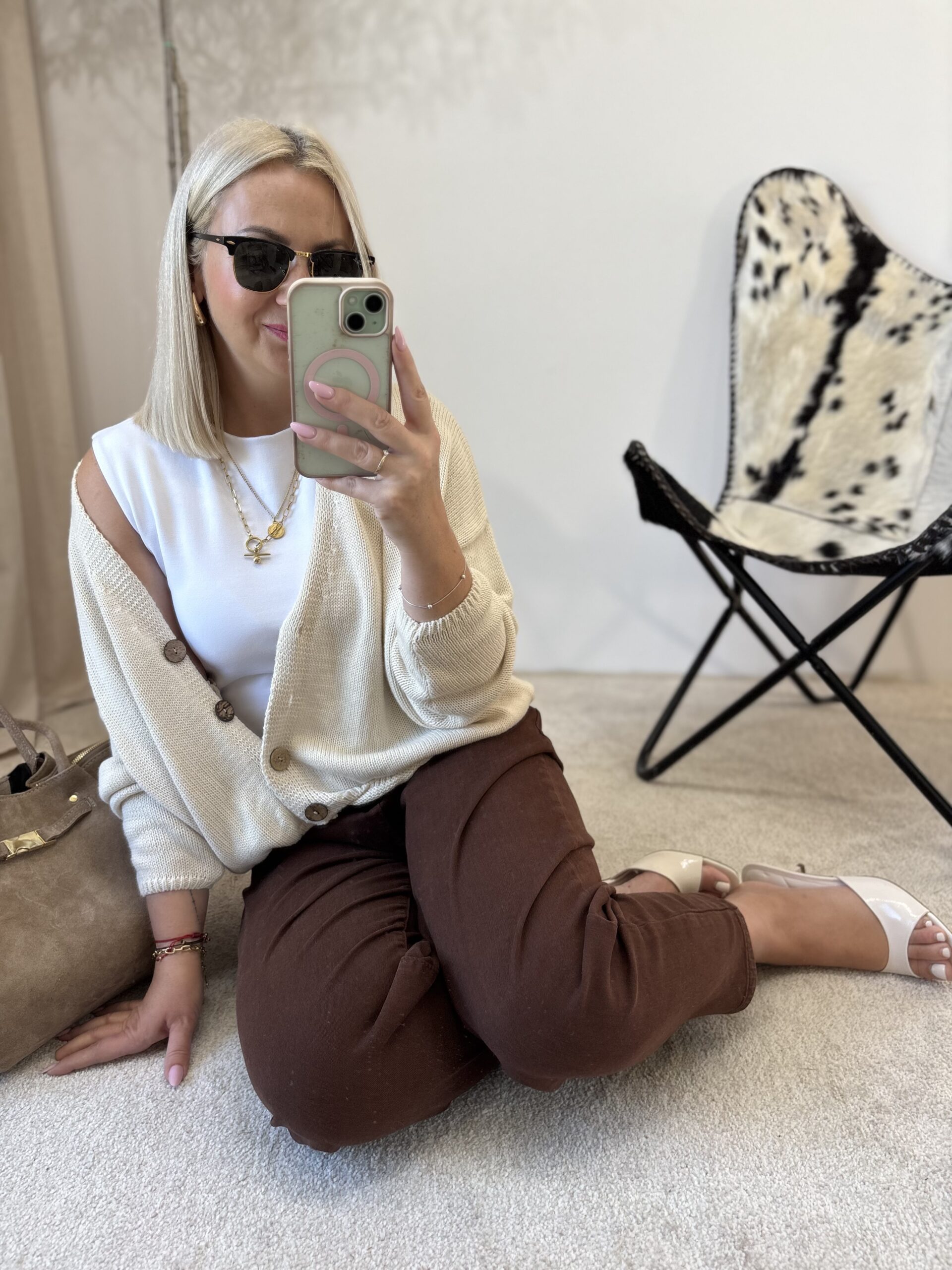 SWETEREK Z GUZIKAMI KREMOW