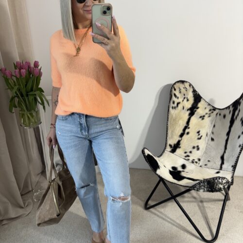 JEANSY Z PĘKNIĘCIEM NA KOLANIE