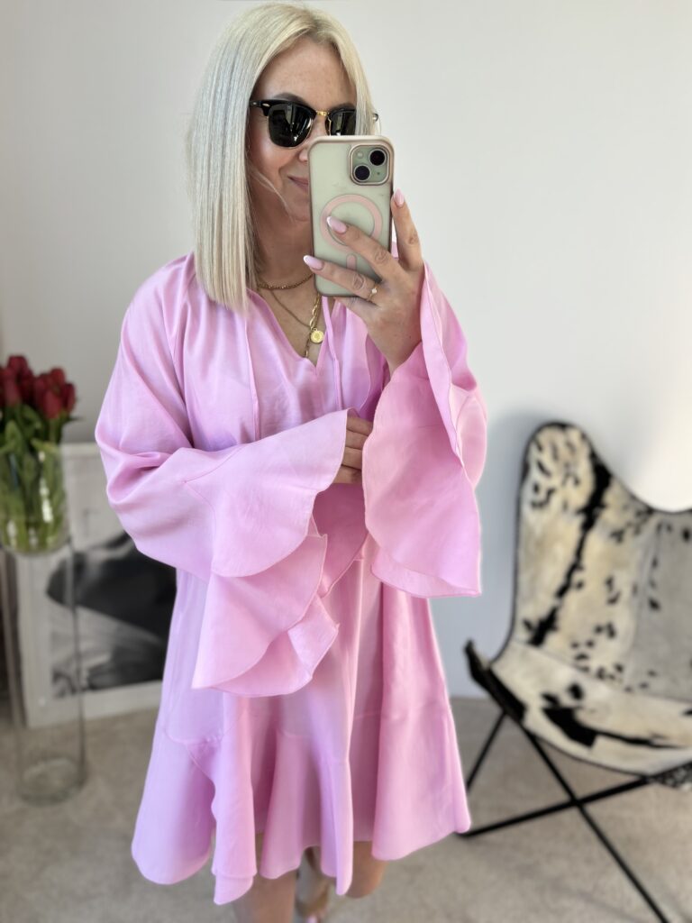 DELIKATNA SUKIENKA Z OZDOBNYM RĘKAWEM RÓŻ