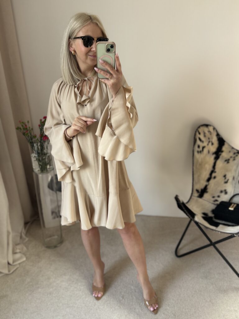 DELIKATNA SUKIENKA Z OZDOBNYM RĘKAWEM BEŻ