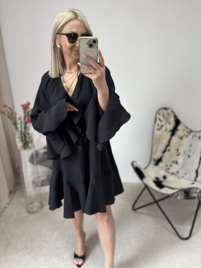 DELIKATNA SUKIENKA Z OZDOBNYM RĘKAWEM CZARNA