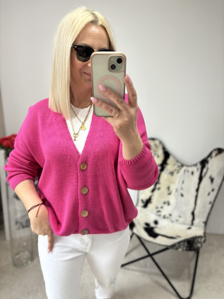 SWETEREK Z GUZIKAMI FUKSJA