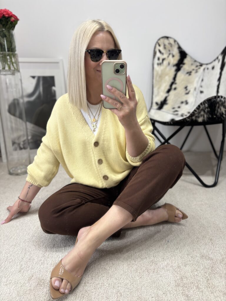 SWETEREK Z GUZIKAMI ŻÓŁTY