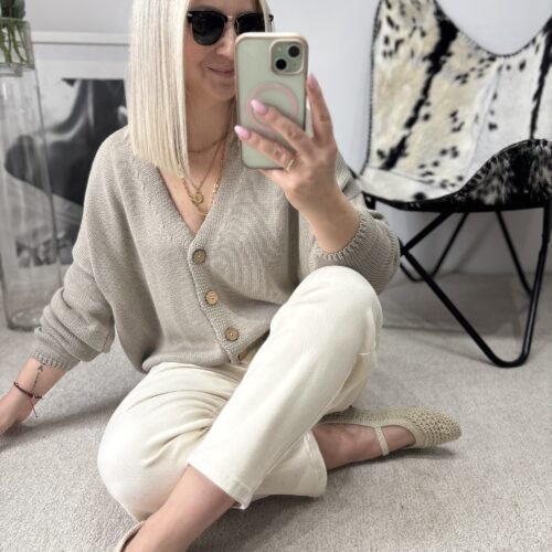 SWETEREK Z GUZIKAMI CIEMNY BEŻ